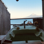 Uminopenshommarimbi - 船を利用した露天風呂。本物の富士山が見えます。