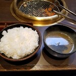 Yakiniku Suehirokan - 大セットの盛りライスとスープ