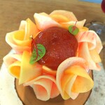 ラトリエ ア マ ファソン - ■桃のタルトタタン(R4.8月)
            ～燻製にしたﾐﾙｸｱｲｽ、ﾌﾚｯｼｭな桃のﾘｭﾊﾞﾝ仕立て～