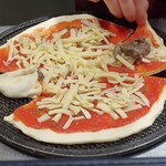 トリワイン ＰＩＫＯＳＨＨＨＵ - 太陽の塔ピザ作成中