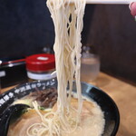 元祖博多 中洲屋台ラーメン 一竜 - 麺は細麺ストレート