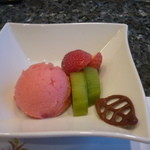 欅 - 果物のシャーベット、苺、キウィ、木の葉チョコ