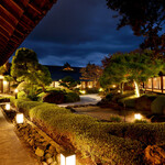 Tsukuba Sansuitei - 中庭：優しいライトアップに心も癒されます。