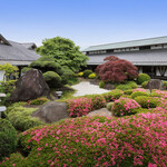 つくば 山水亭 - 中庭：四季を感じる日本庭園と枯山水