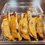 Crispy and juicy fried Gyoza / Dumpling with gravy (1 piece)