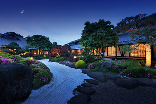 Tsukuba Sansuitei - 中庭：夜は幻想的な景色が広がります。