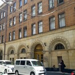 三友 - 近世ロマネスク様式の丸石ビルディングの奥側にあります。