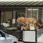 Pompoko No Sato - 入口には木彫りのディキノドンが！
