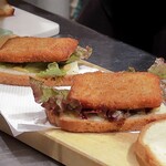 トリワイン ＰＩＫＯＳＨＨＨＵ - スパムカツのフォカッチャサンド