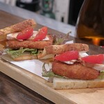 トリワイン ＰＩＫＯＳＨＨＨＵ - スパムカツのフォカッチャサンド