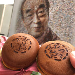 和菓子処 餅萬 - この焼き印を押す職人さんが必ず居るはず
      いただきまっふんだ