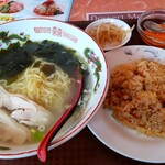 華苑 - 【 鶏肉麺 】＋【 半チャーハン 】  780円  （ 税別 ）