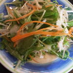 セットのサラダ、ピンボケ笑