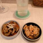 スパイスパレット - カルダモン焼酎ソーダ割りと砂肝・マッシュルームアチャール。