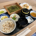 Kappou Mutsu Gorou - 「茶そばと小海老のかき揚げ定食」1300円。ここ、新地ですよね？