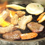 Yakiniku Toukyouzan - 富士山溶岩石使用