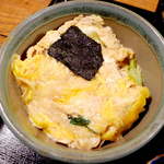 こちらが玉子とじカツ丼（孫）。いわゆる正統派の味、トッピングされた海苔がチャームポイント