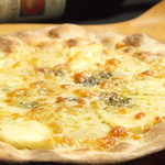 Quattro formaggi (4 types of cheese) pizza