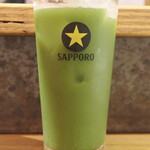 やきとりスタンド - 濃い濃い緑茶ハイ（￥398）。クレヨンで塗ったような緑色！ カテキンで健康効果あり（笑）