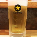 やきとりスタンド - 生ビール（￥398）。銘柄はサッポロ「黒ラベル」、立ち飲みだと気分が変わるね！
