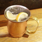 やきとりスタンド - レモンカンカン（￥298）。冷やした銅のマグカップで提供、レモン皮が鮮やかに香ります