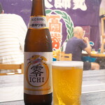 Shinkaigyoryouriuoshigeshokudou - ノンアルコールビール（￥400）。背景に大漁旗を入れたら、なかなか絵になった（笑）