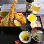 深海魚料理 魚重食堂 - 大海老天重（￥1650）。どの天ぷらも、カリッとクリスピーな衣が良い感じ♪