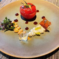 SPICE LAB TOKYO - 長野県のフルーツトマトをつかったファルシ。ソースは玉ねぎのピュレ、フェンネルの入ったフルーツトマトのピュレ。茶色の点はタマリンドチャツネ