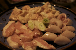 Motsuyaki Taiki - 左から時計回りに、豚トロ・豚ミノ・シロ
