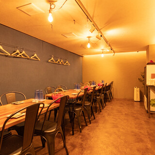 明亮而温馨的空间 ◆ 还有一个站着喝空间，非常适合快餐饮品。
