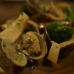 オペラ - あさりときのこのワイン蒸し
