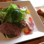 糸島バールSyana - パスタランチには前菜サラダと自家製パンも。ハムと合鴨が贅沢～。