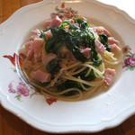 糸島バールSyana - パスタランチの「菜の花とベーコンのパスタ」。単品だと900円。上品なスープ仕立て。旬の美味しさ。