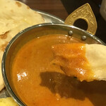 インド料理 ムンバイ - ナンにつけて食べる