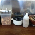 ふくちゃんラーメン - 卓上！フライドガーリックが俺を誘惑する…