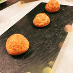 シャトー　ラ・パルム・ドール - お料理の前のお楽しみ　チーズのシュー包み