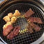 YAKINIKU YUMMY - 左側は肉ホル焼肉定食