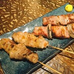 Maruumiya - 鶏もも串(250円)たれ×2・もち豚バラ串(250円)塩×2