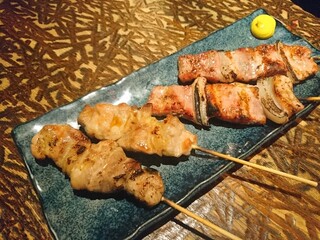 Maruumiya - 鶏もも串(250円)たれ×2・もち豚バラ串(250円)塩×2