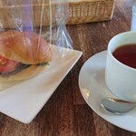 池田の森 ベーカリー カフェ - 料理写真:ハンバーグサンドと和紅茶