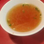 梁山泊 - 焼豚卵めし大盛りに付いてくるスープ