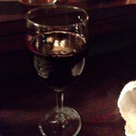 Piccola - グラスの赤ワイン
