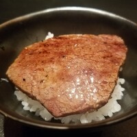 西麻布 焼肉 X - 神戸牛のシャトーブリアン　ライスの上に