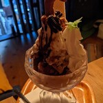 カフェトーチカ - パフェも↓にグラノーラなどしっかり入って美味しい(^^)