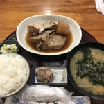 海鮮居酒屋 山傳丸 - ヒラマサのアラ煮定食(代替メニュー)890えん 