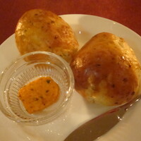 ブルガズ アダ - 自家製パン＝シェフオリジナル、本日のトルキッシュ・ブレッド　Chef's ブレンドのハーブバターと共に