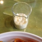 カフェ ヴェルデ - 粉チーズの入れ物。
あらかじめ量が限られてる。
アタシの行動を見透かしていたんであろうか？