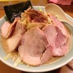 麺通 - らーめん（背油醤油）＋やさい（300グラム） 　　こってりで 780円 チャーシュウ増220円