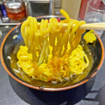 東京油組総本店 - 独特のモチっとした食感と小麦の風味が美味しい麺