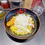 東京油組総本店 - 卓上の刻み玉ねぎをたっぷり掛けます